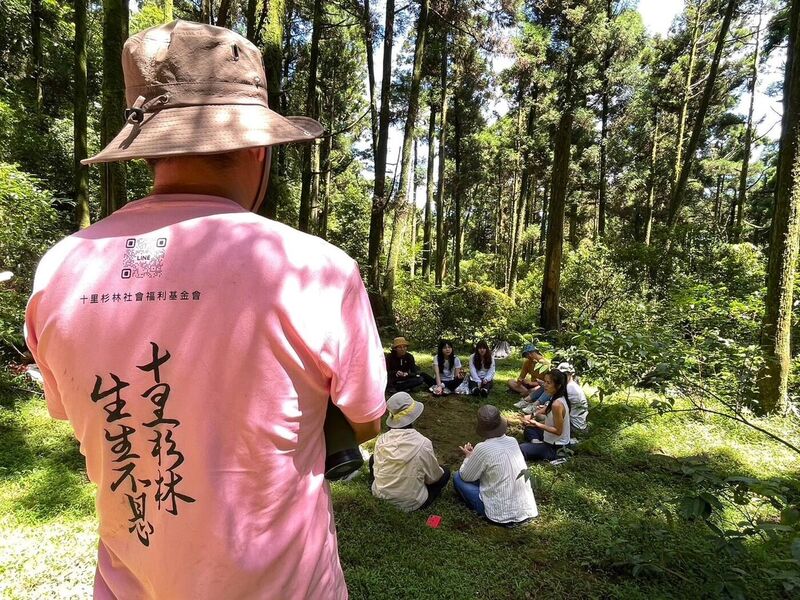 引導員帶領林間靜心