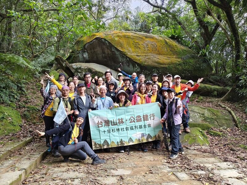 2025 春日草嶺古道走讀 —— 雄鎮蠻煙古蹟前團體合影