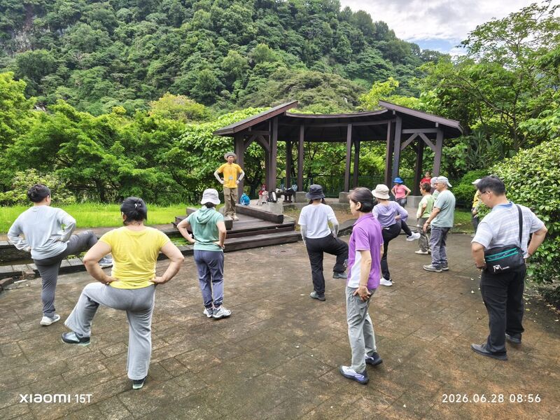 2026 龍鳳谷水圳健行 —— 谷地平台帶領養身操
