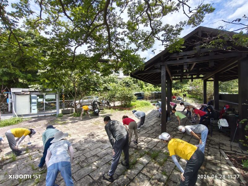 2026 龍鳳谷水圳健行 —— 涼亭下的養身操