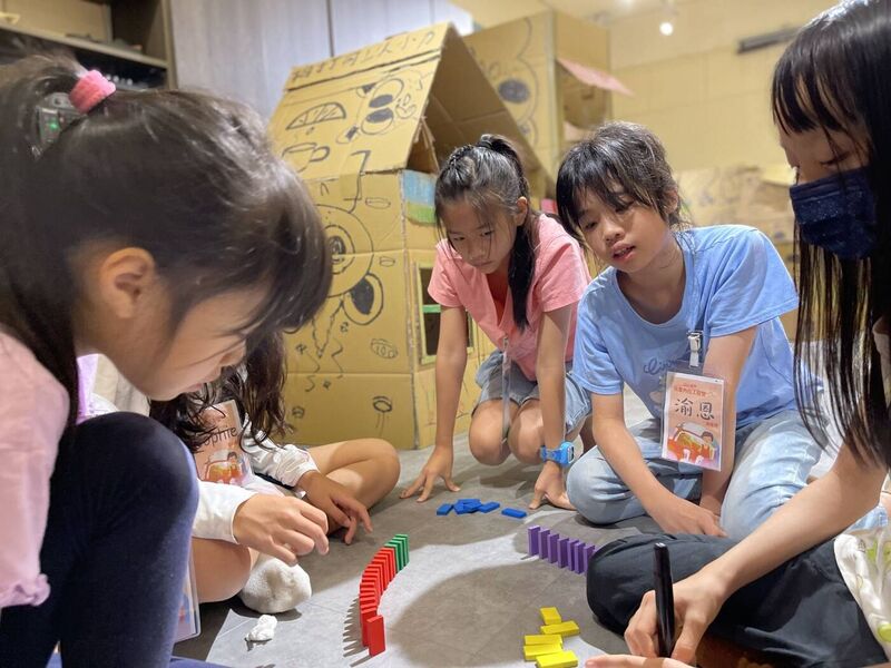 孩子走入森林進行自然探索