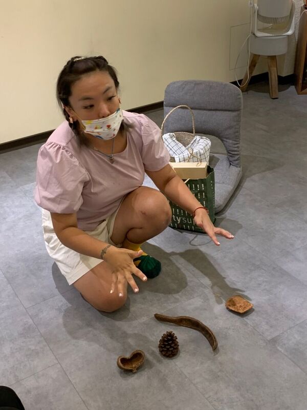 孩子以色彩與表情製作情緒臉譜