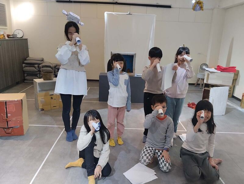 孩子參與戲劇與肢體體驗