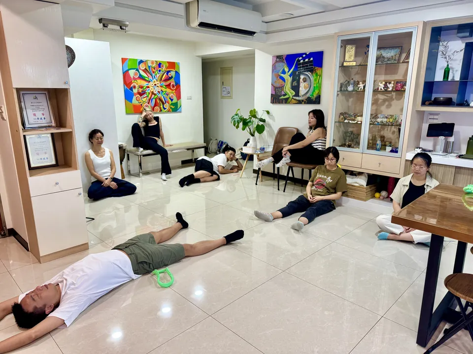 生活心第一期參與者在空間內進行身體覺察練習