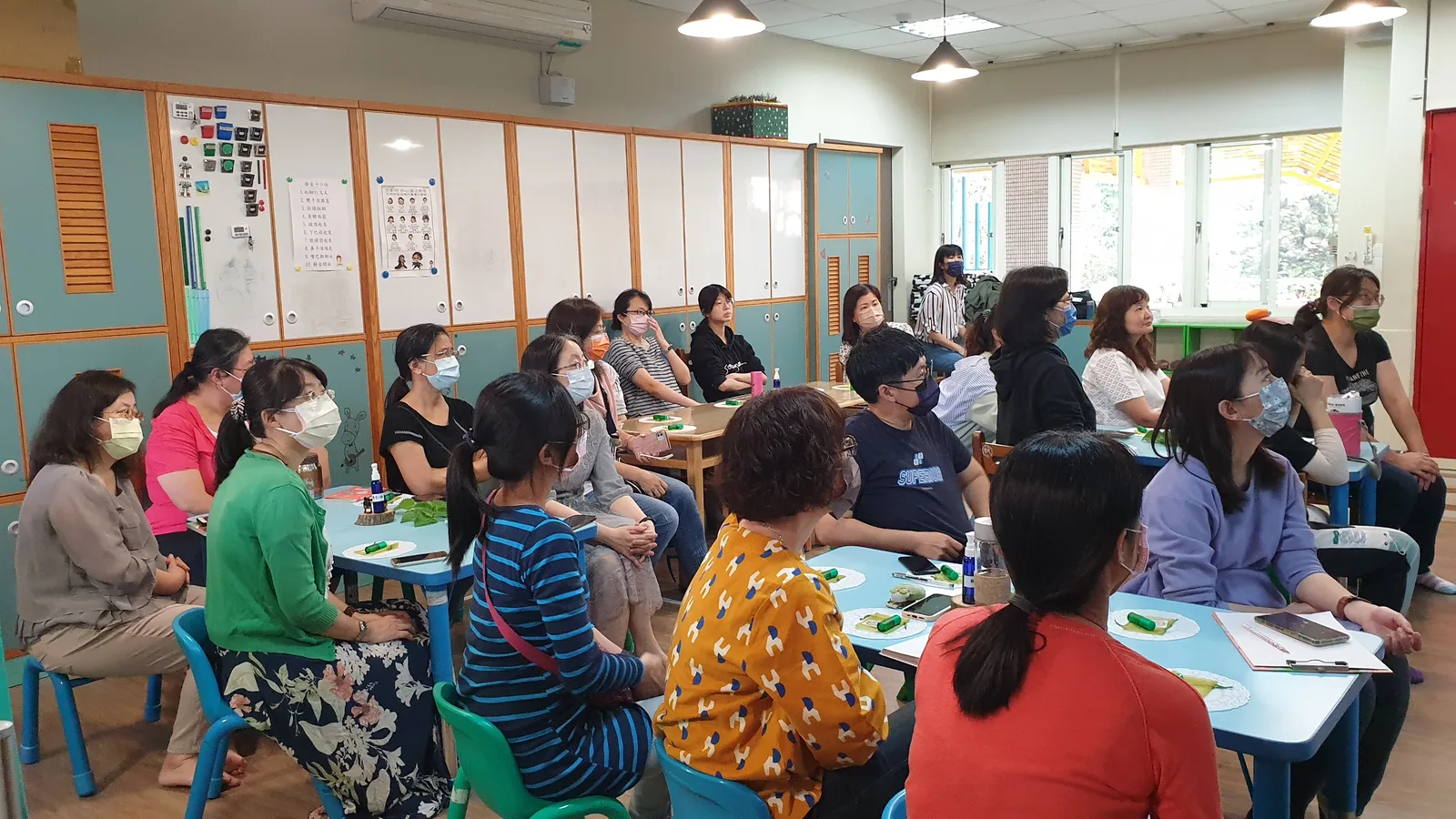 講師帶領實踐國小老師認識身體感受與芳療照護