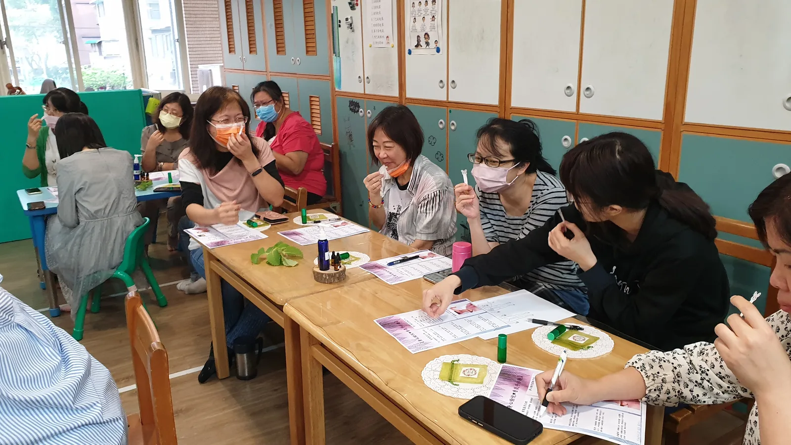 老師們分組嗅聞精油並交流感受