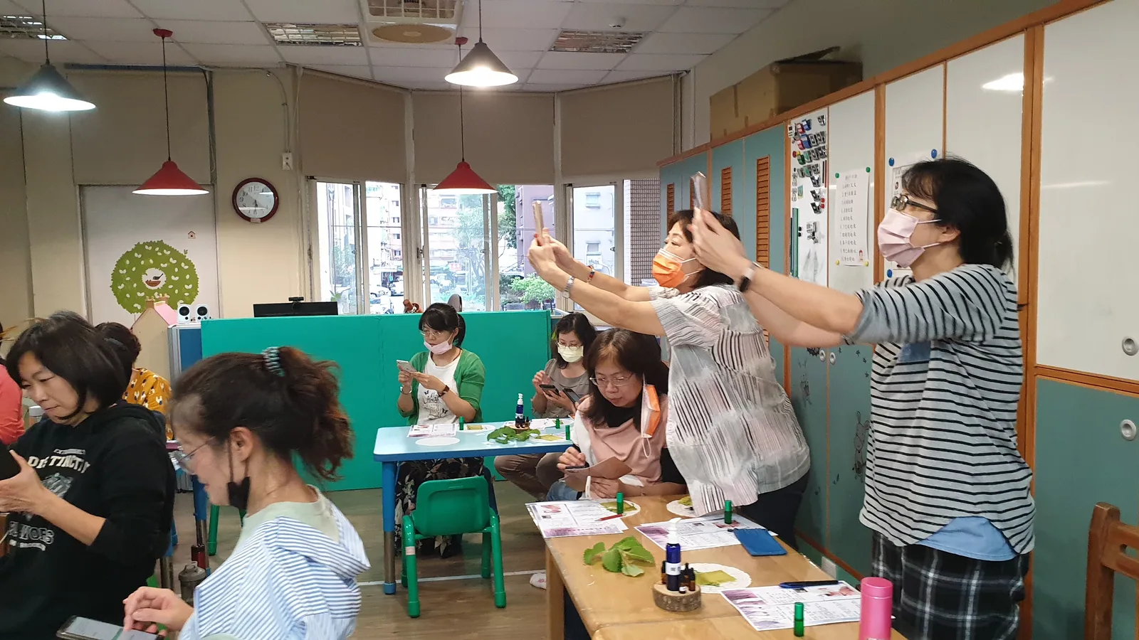 講師示範日常可運用的自我照護方法