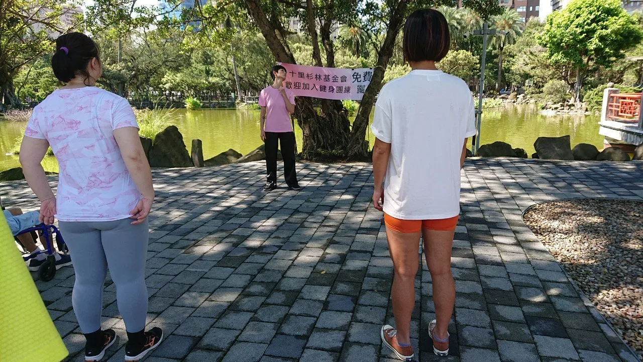 教練在公園裡帶領團體養生課