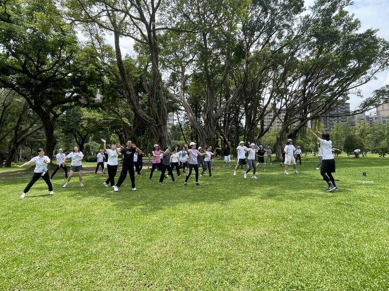 2026 春季養生營全體學員在草地練習養生操