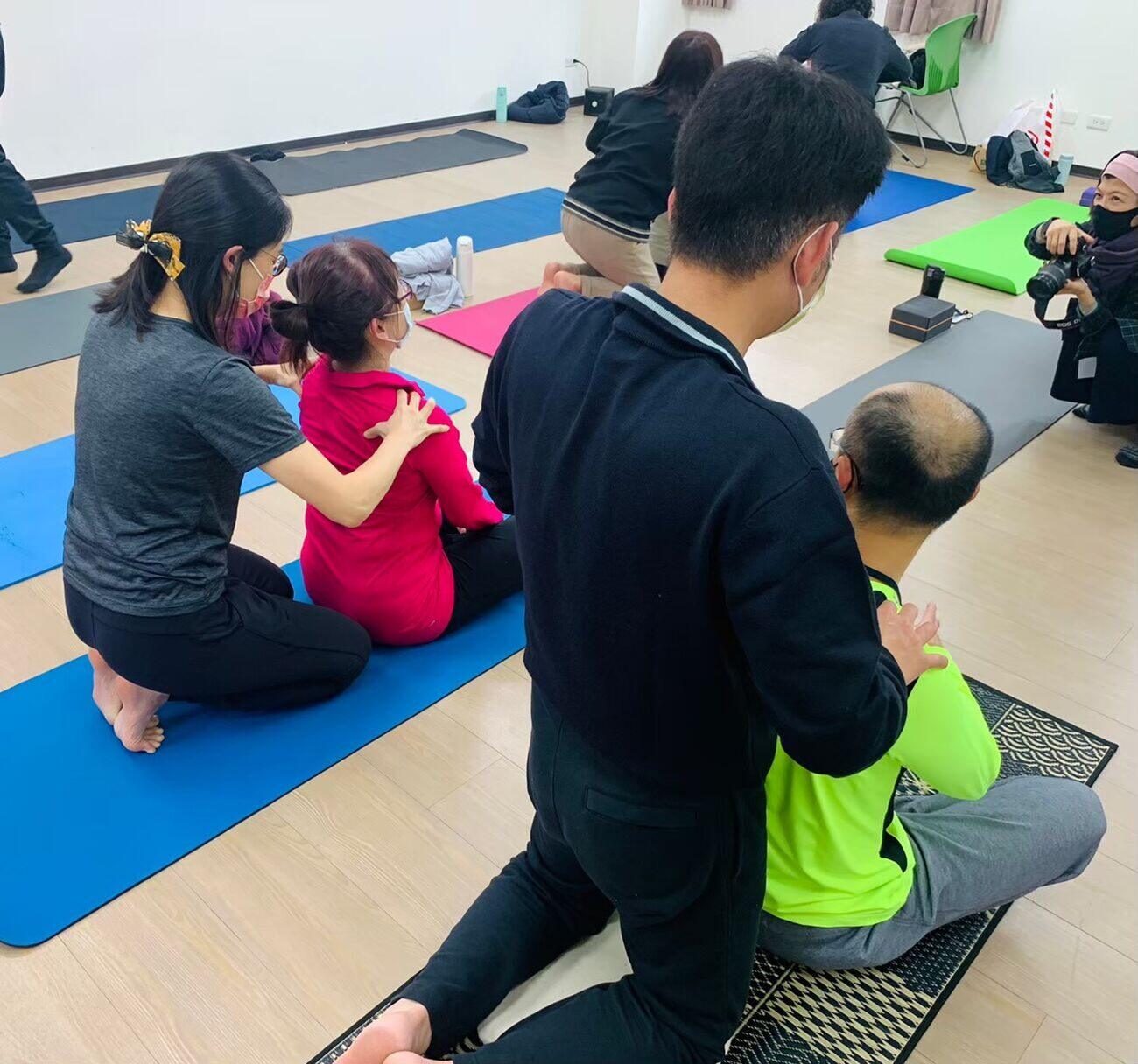 學員進行墊上經絡調理練習