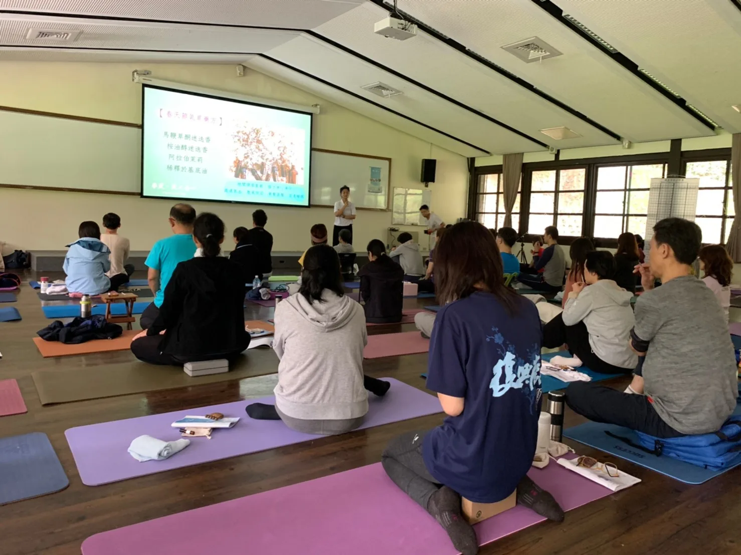 學員在教室中聆聽春季養生課程