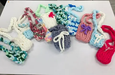 學員展示課堂完成的編織作品