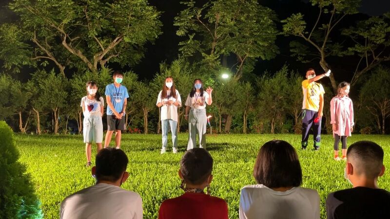夜間團體展演與彼此支持的時刻