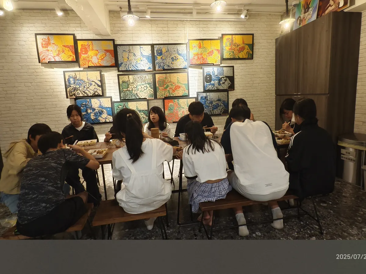 青少年圍坐長桌進行交流活動