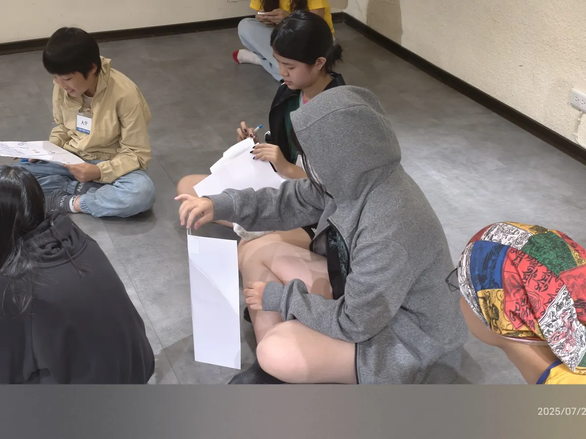 小組成員席地圍坐討論任務