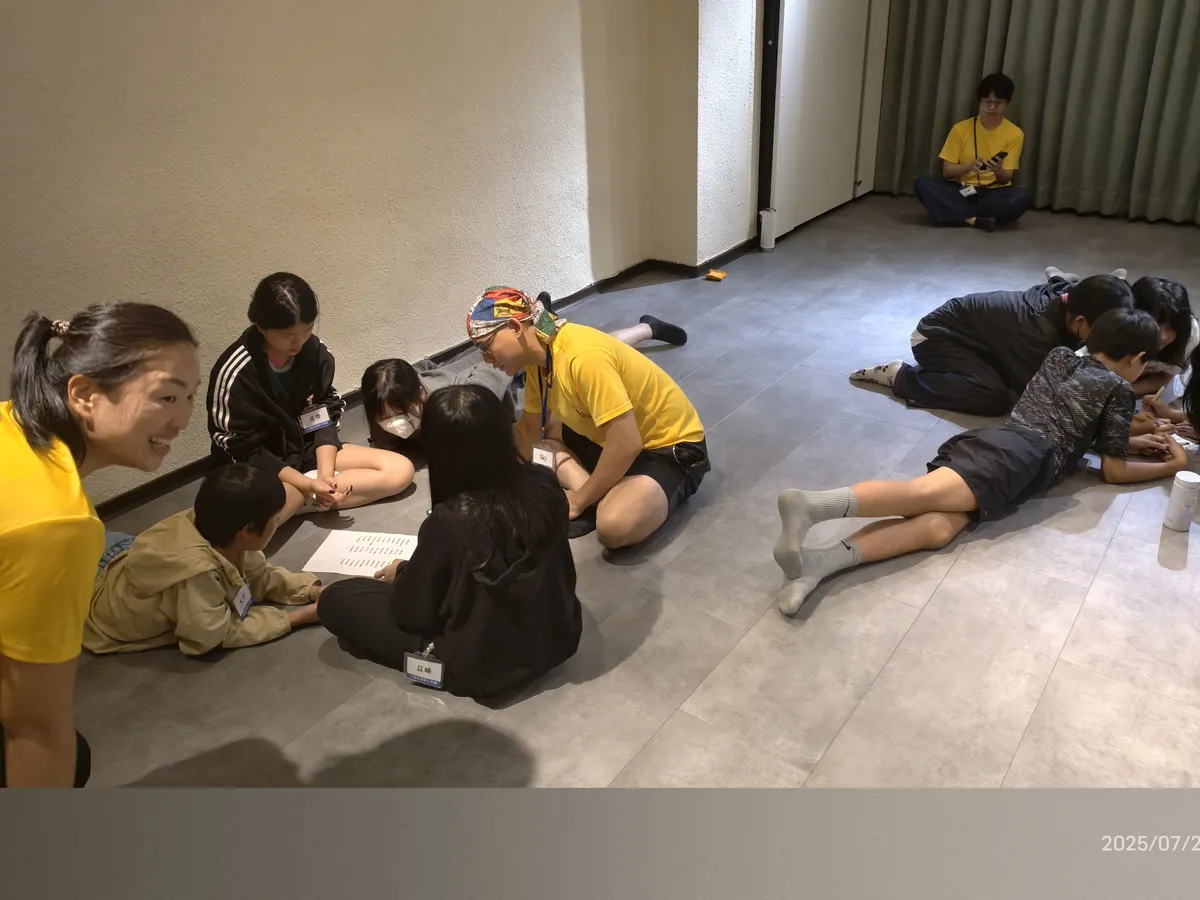 多組青少年在教室地面合作完成活動