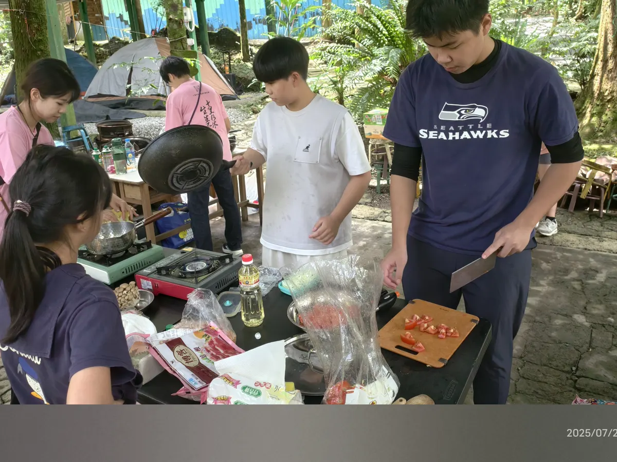 小隊成員在戶外料理區分工備料