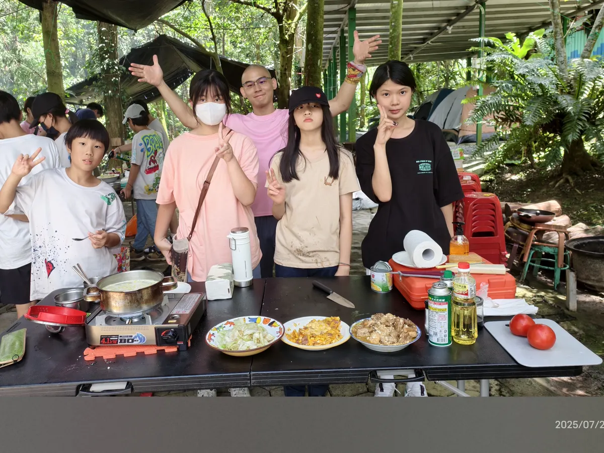小隊成員在完成的料理前合影