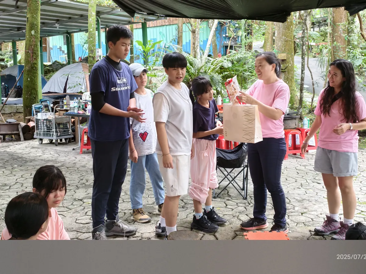 青少年在戶外向夥伴分享小隊任務成果
