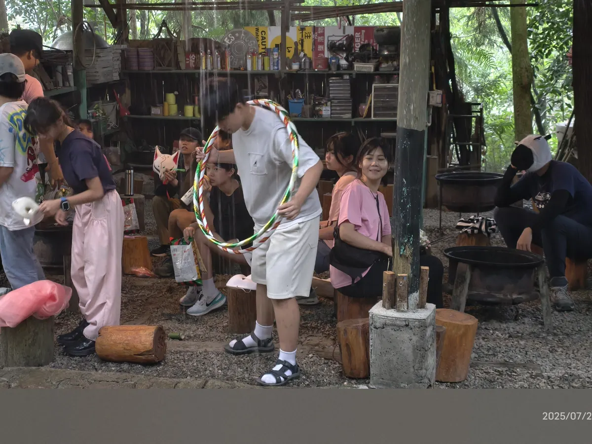 青少年在林間進行團隊合作挑戰