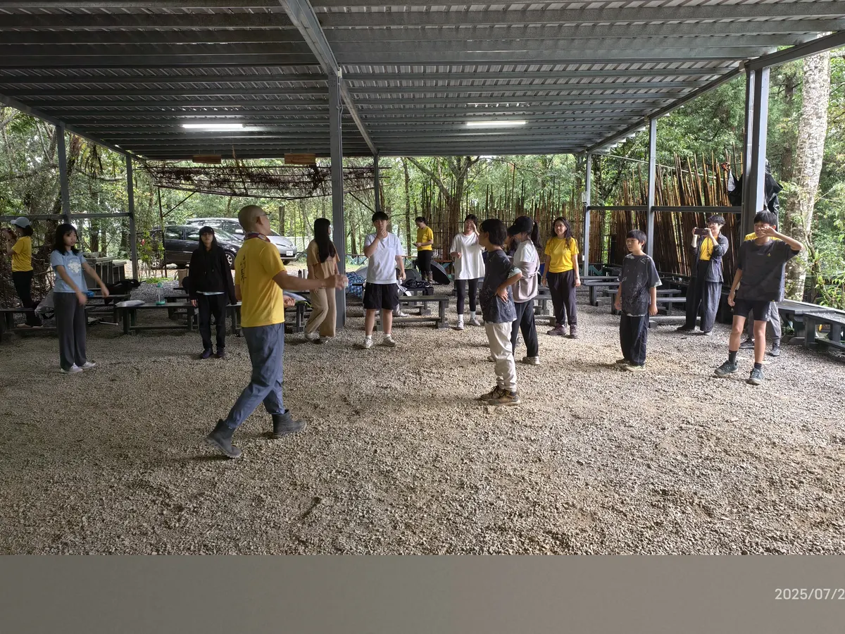 青少年在林間棚架下進行晨間團體活動