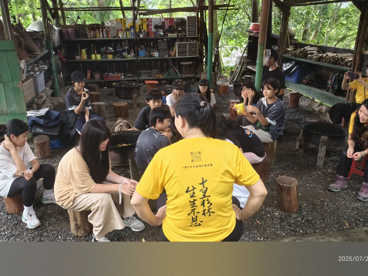 青少年與帶領者在營地圍坐交流