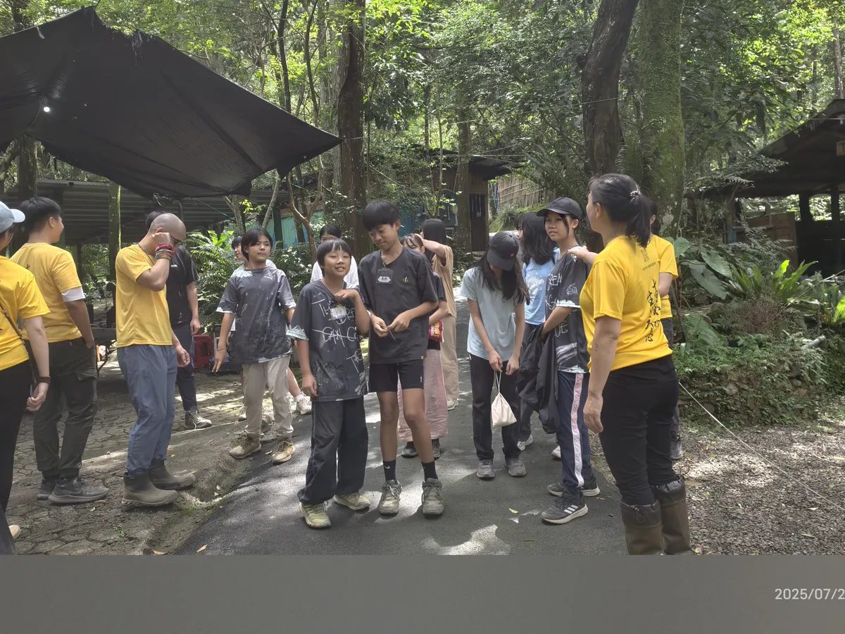 青少年在山林步道旁集合準備團隊活動
