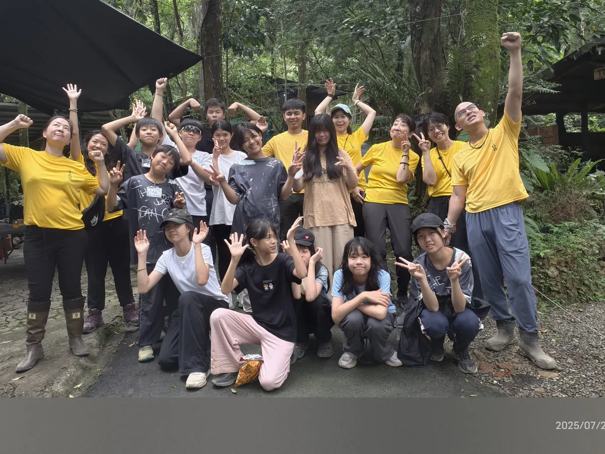 2025 青少年夏令營學員與帶領團隊在營地合影