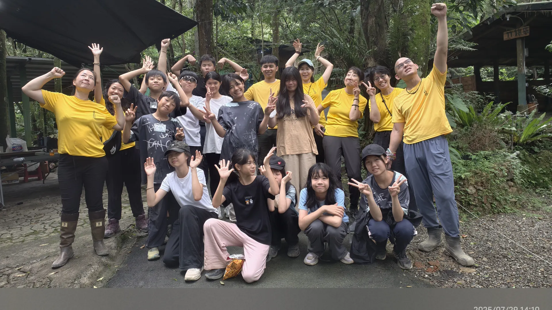 2025 青少年夏令營學員與帶領團隊在烏來山林合影